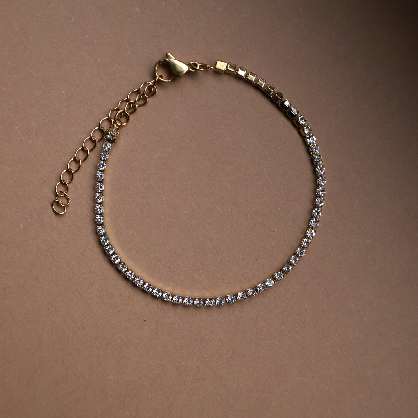 Funkelndes Tennisarmband in Gold aus Edelstahl