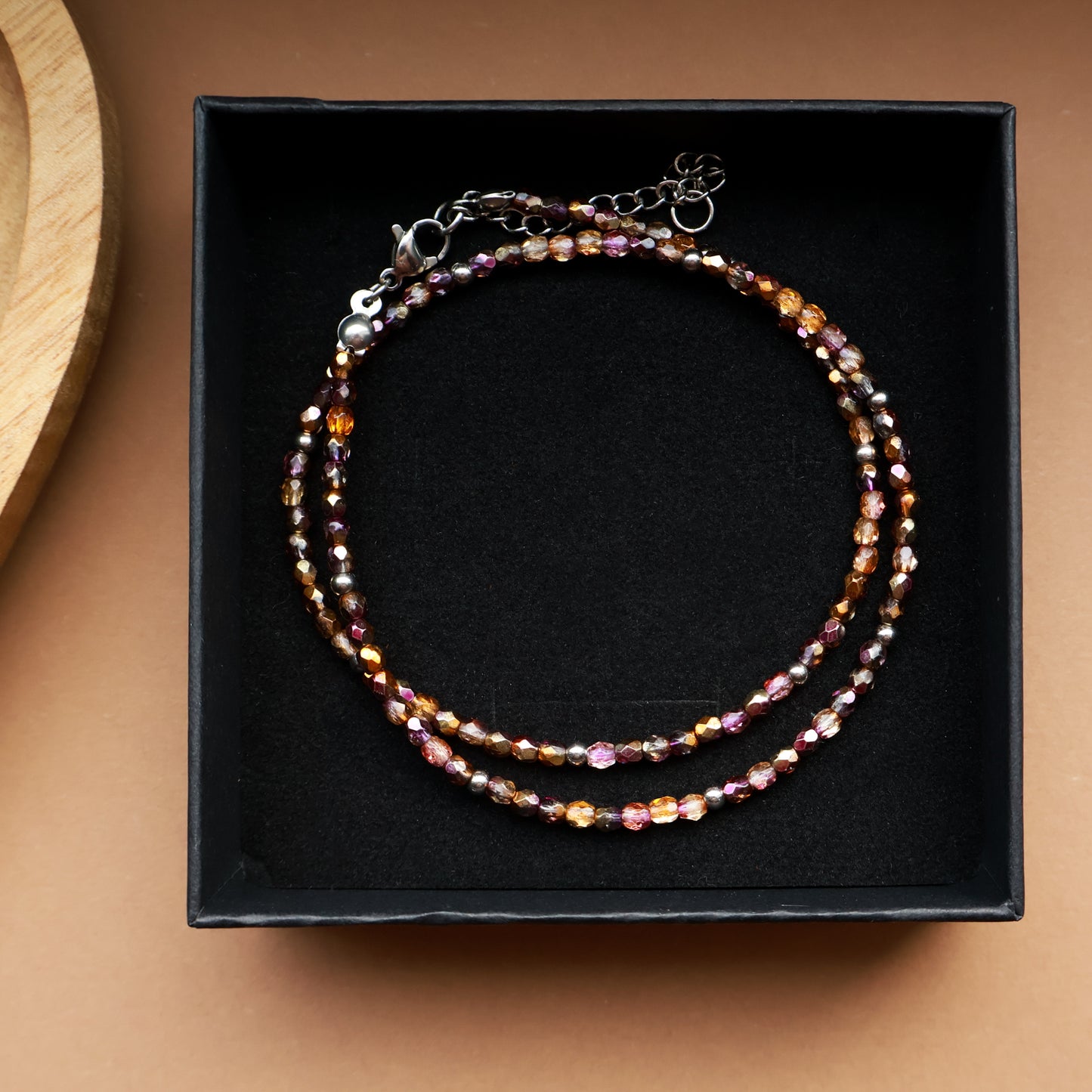 Halskette Ember in funkelnden Erdtönen, Handgefertigte Perlenkette aus Edelstahl in Silber