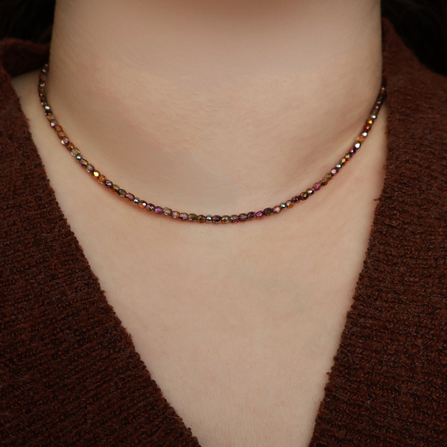 Halskette Ember in funkelnden Erdtönen, Handgefertigte Perlenkette aus Edelstahl in Silber