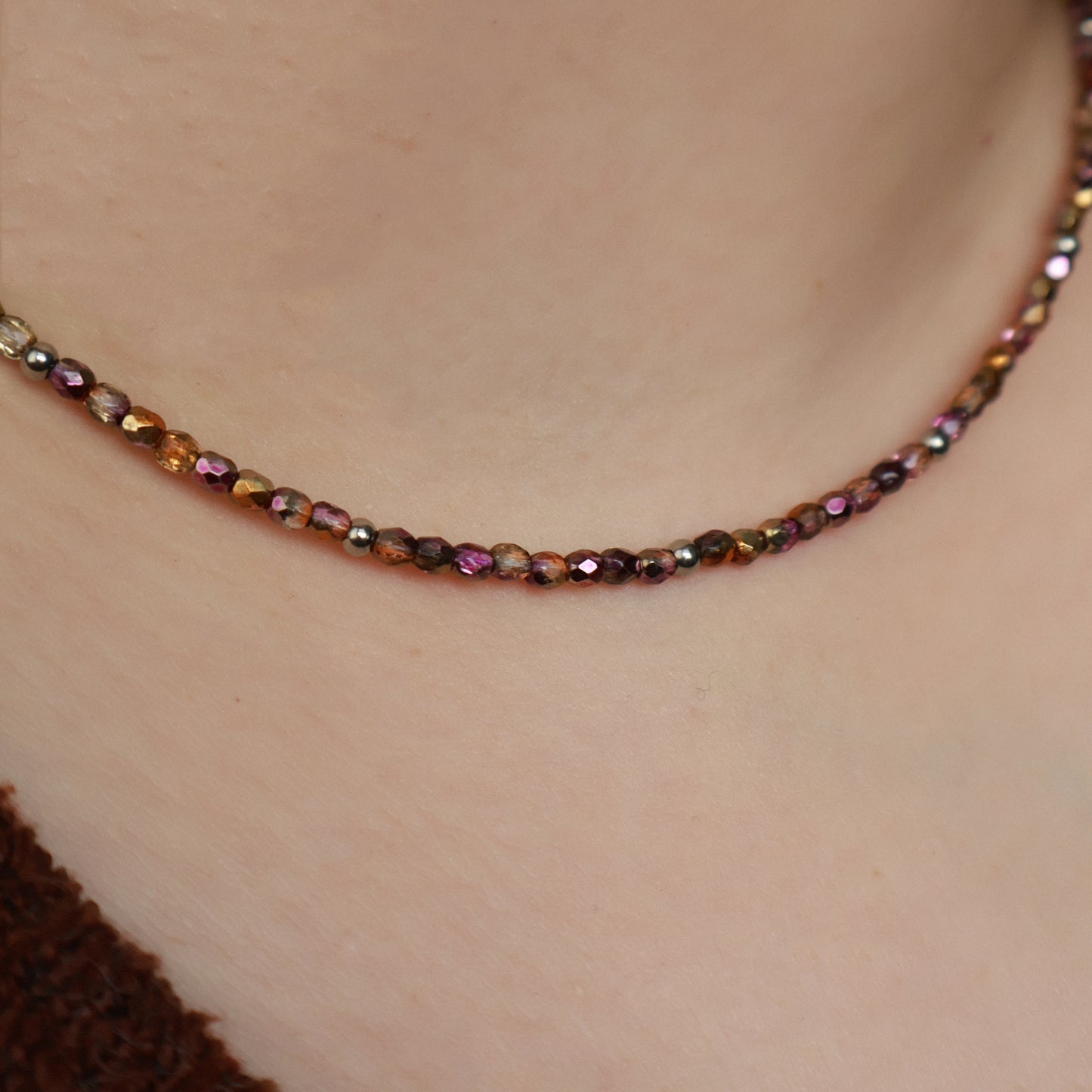 Halskette Ember in funkelnden Erdtönen, Handgefertigte Perlenkette aus Edelstahl in Silber