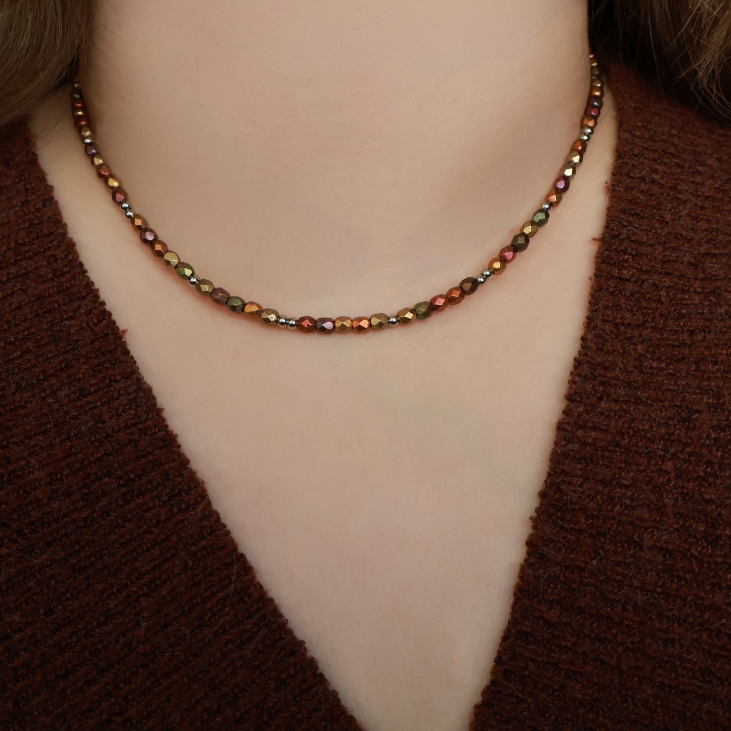 Perlenkette in warmen Erdtönen und Silber, Perlen mit Metallic-Matt Effekt