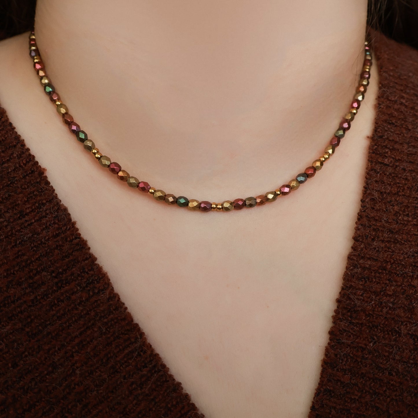 Perlenkette in warmen Erdtönen und Gold, Perlen mit Metallic-Matt Effekt