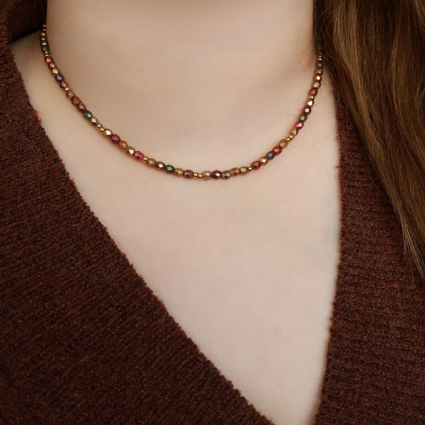 Perlenkette in warmen Erdtönen und Gold, Perlen mit Metallic-Matt Effekt