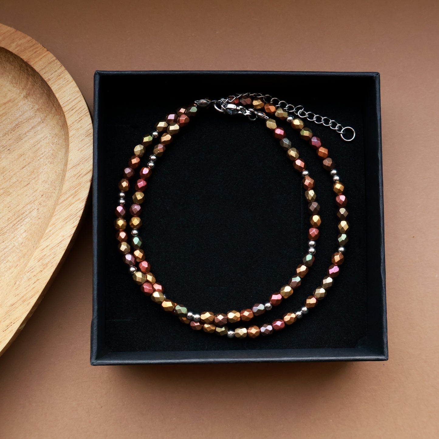 Perlenkette in warmen Erdtönen und Silber, Perlen mit Metallic-Matt Effekt