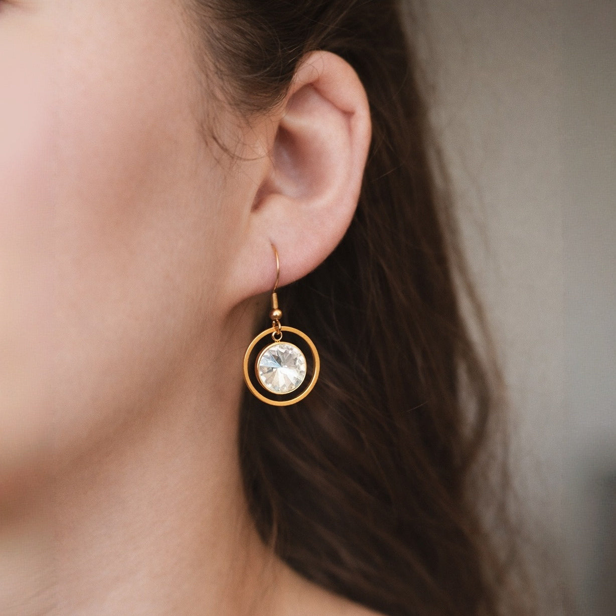 Ohrringe in Gold mit Zirkonia-Steinen und Kreis Anhänger, Edelstahl