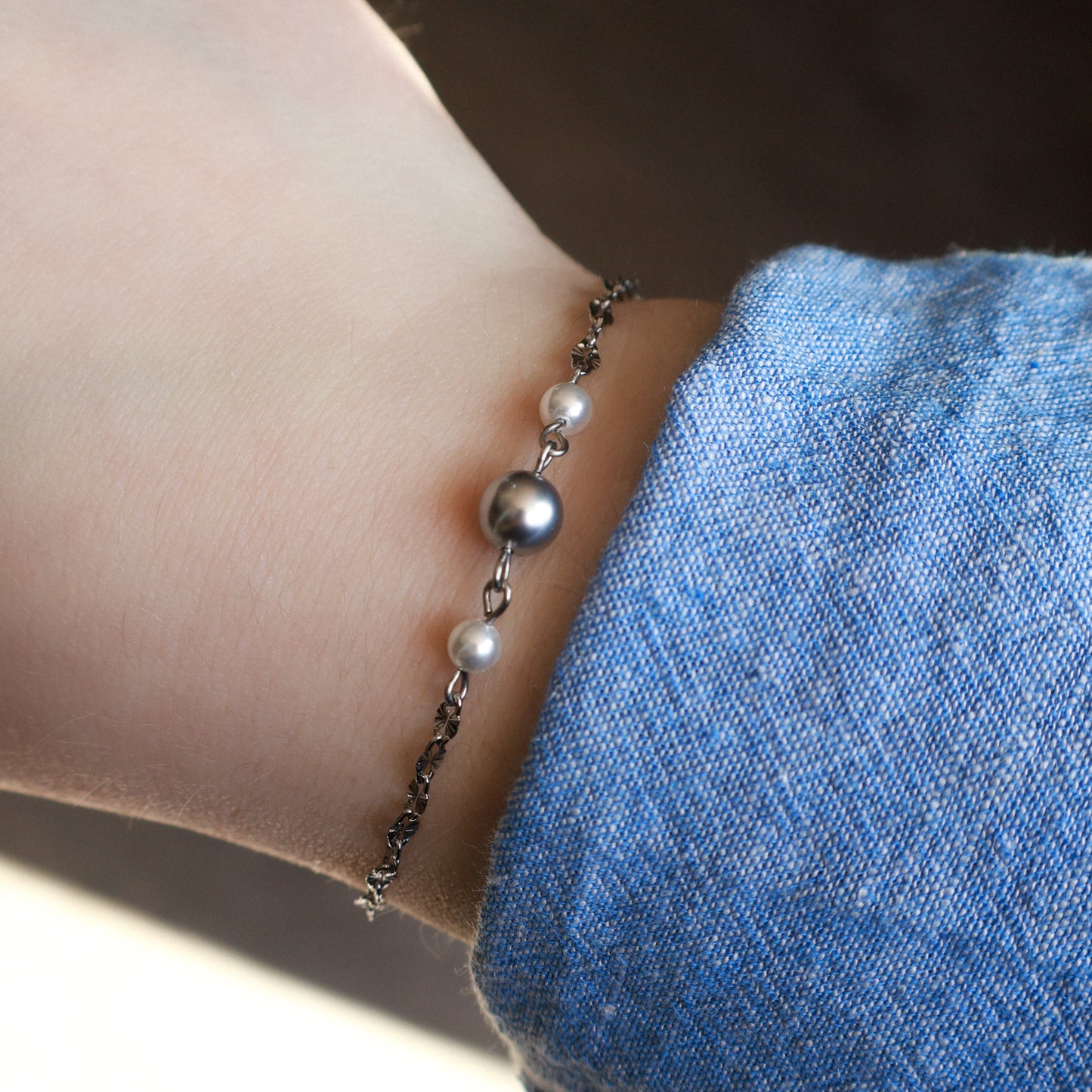Edelstahl Perlenarmband mit Muschelkernperlen, Armband in Silber, Hellgrau und Perlweiß