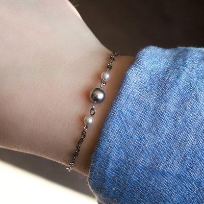 Edelstahl Perlenarmband mit Muschelkernperlen, Armband in Silber, Hellgrau und Perlweiß