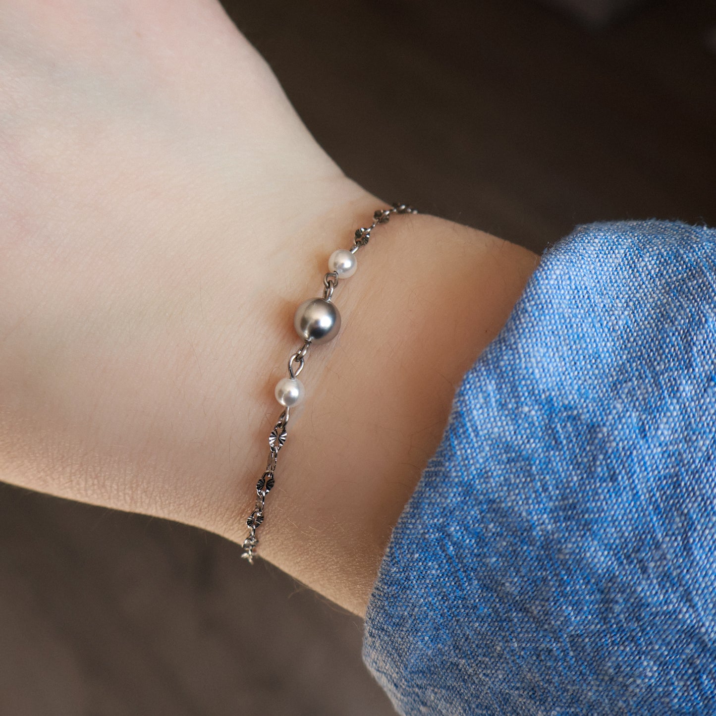 Edelstahl Perlenarmband mit Muschelkernperlen, Armband in Silber, Hellgrau und Perlweiß