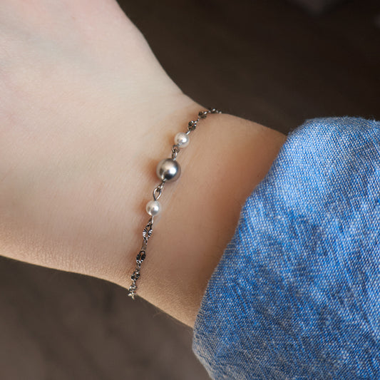 Edelstahl Perlenarmband mit Muschelkernperlen, Armband in Silber, Hellgrau und Perlweiß