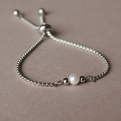 Armband in Silber mit kleiner Muschelkernperle, Edelstahl