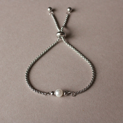 Armband in Silber mit kleiner Muschelkernperle, Edelstahl