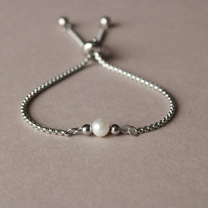 Armband in Silber mit kleiner Muschelkernperle, Edelstahl