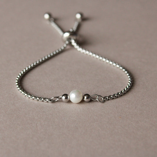 Armband in Silber mit kleiner Muschelkernperle, Edelstahl