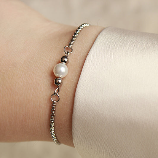 Armband in Silber mit kleiner Muschelkernperle, Edelstahl