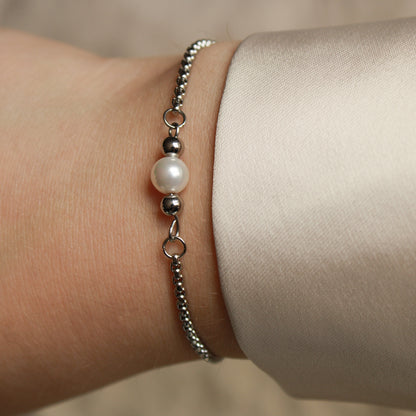 Armband in Silber mit kleiner Muschelkernperle, Edelstahl