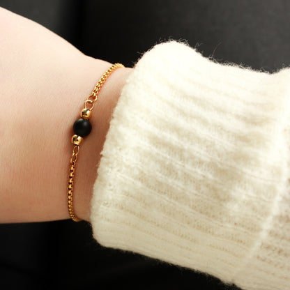 Armband in Gold mit kleiner Natursteinperle in Schwarz, Edelstahl