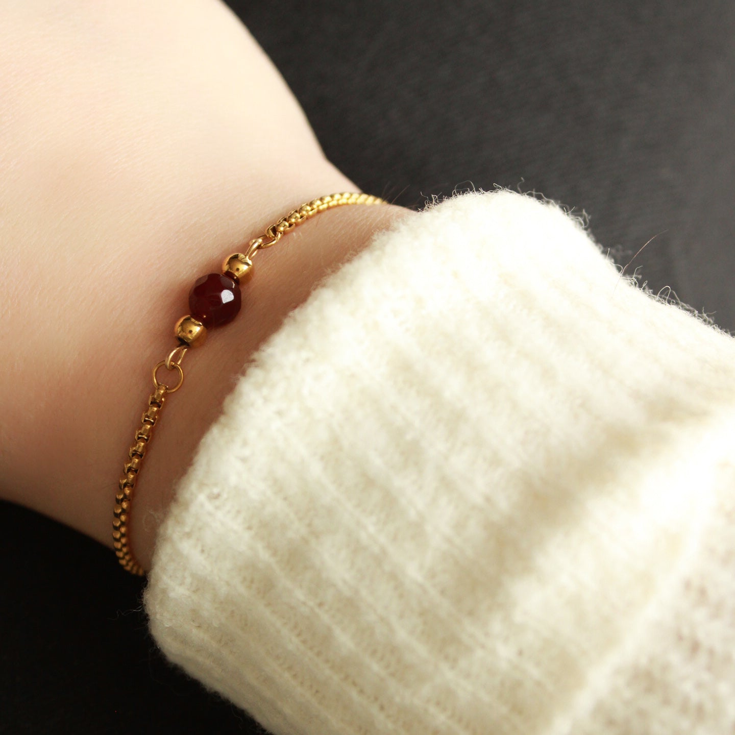 Armband in Gold mit kleiner Natursteinperle in Dunkelrot, Edelstahl