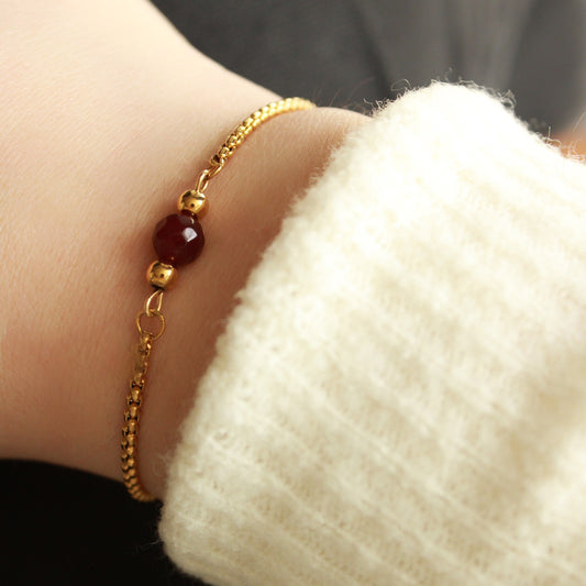 Armband in Gold mit kleiner Natursteinperle in Dunkelrot, Edelstahl