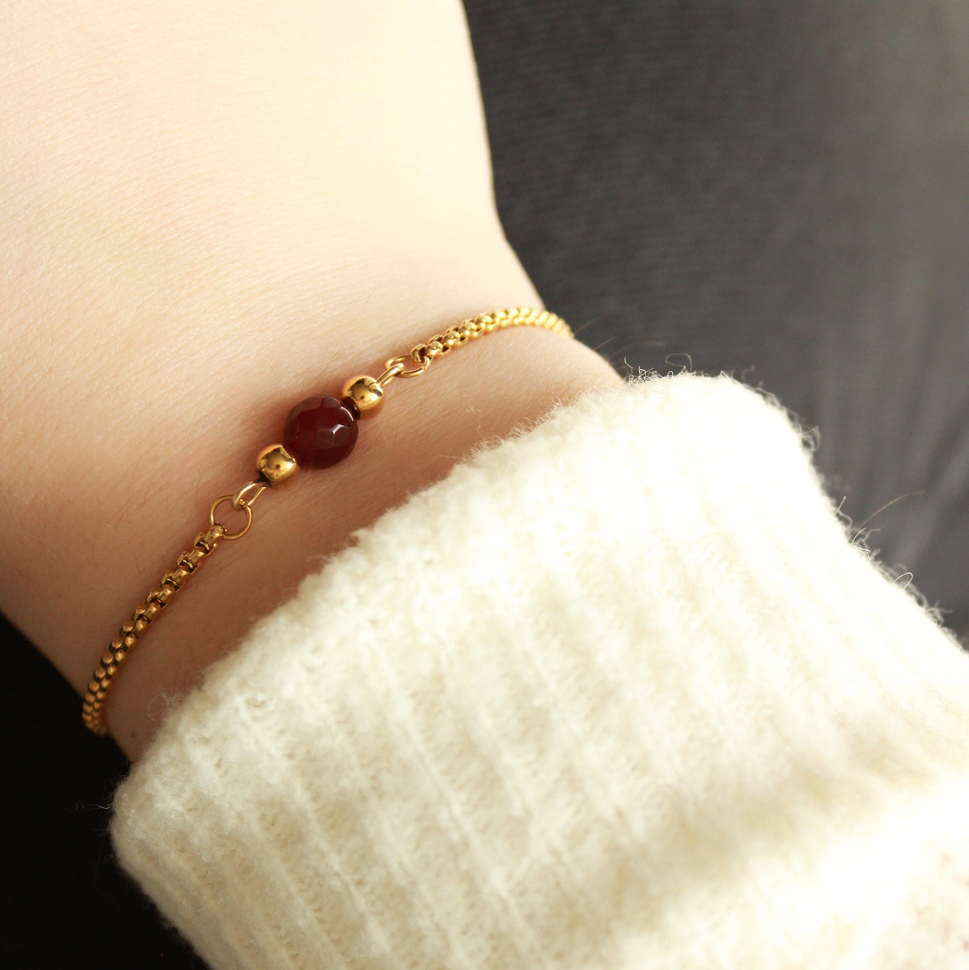 Armband in Gold mit kleiner Natursteinperle in Dunkelrot, Edelstahl