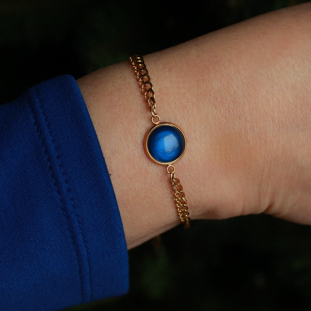 Armband in Gold mit Stein in Königsblau