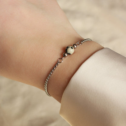 Armband in Silber mit kleiner Natursteinperle Dalmatiner Jaspis, Edelstahl