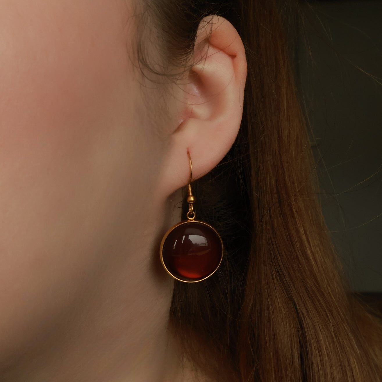 Ohrringe in Gold mit rundem braunen Stein aus Edelstahl (2 cm)