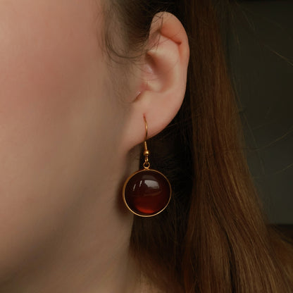 Ohrringe in Gold mit rundem braunen Stein aus Edelstahl (2 cm)