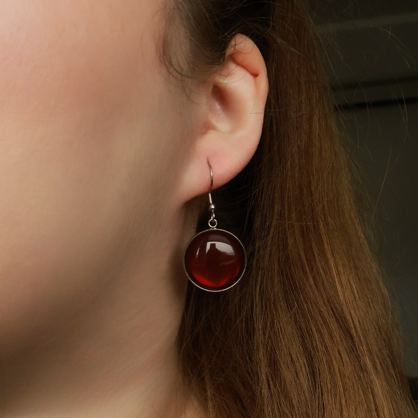 Ohrringe in Silber mit rundem braunen Stein aus Edelstahl (2 cm)