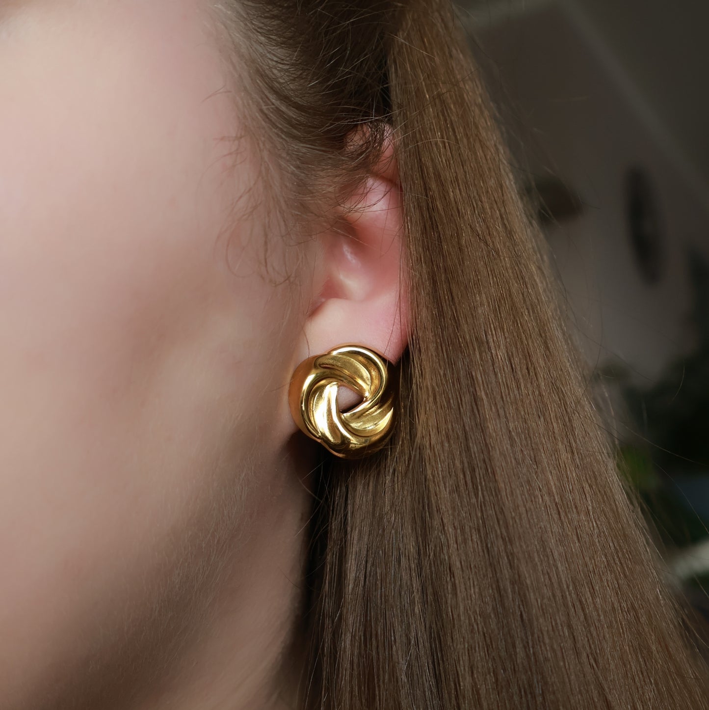 Ohrstecker in Gold aus Edelstahl, runde gedrehte Form
