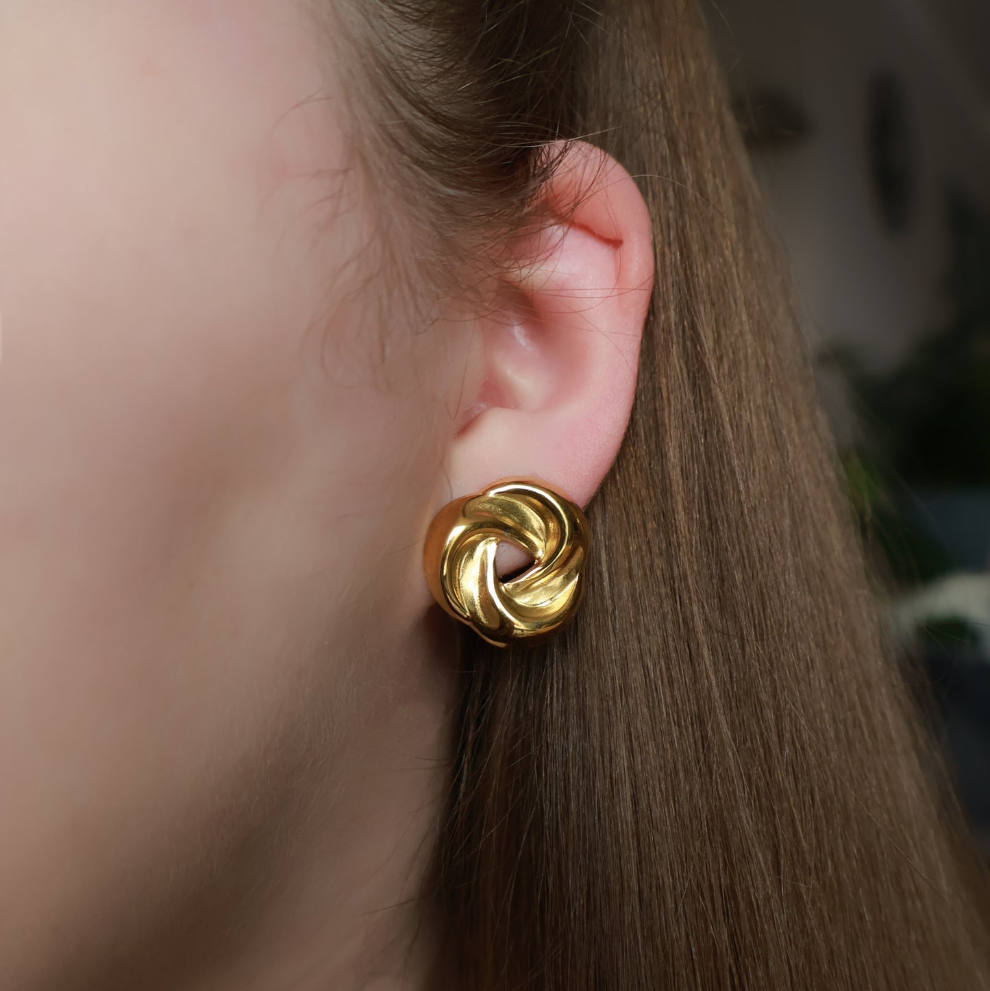 Ohrstecker in Gold aus Edelstahl, runde gedrehte Form