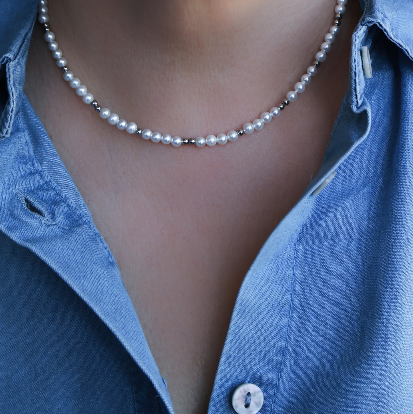 Perlenkette in Weiß und Silber aus Edelstahl und Muschelkernperlen