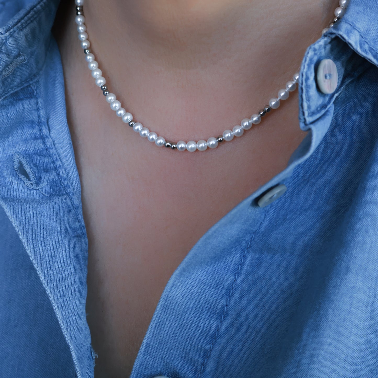 Perlenkette in Weiß und Silber aus Edelstahl und Muschelkernperlen