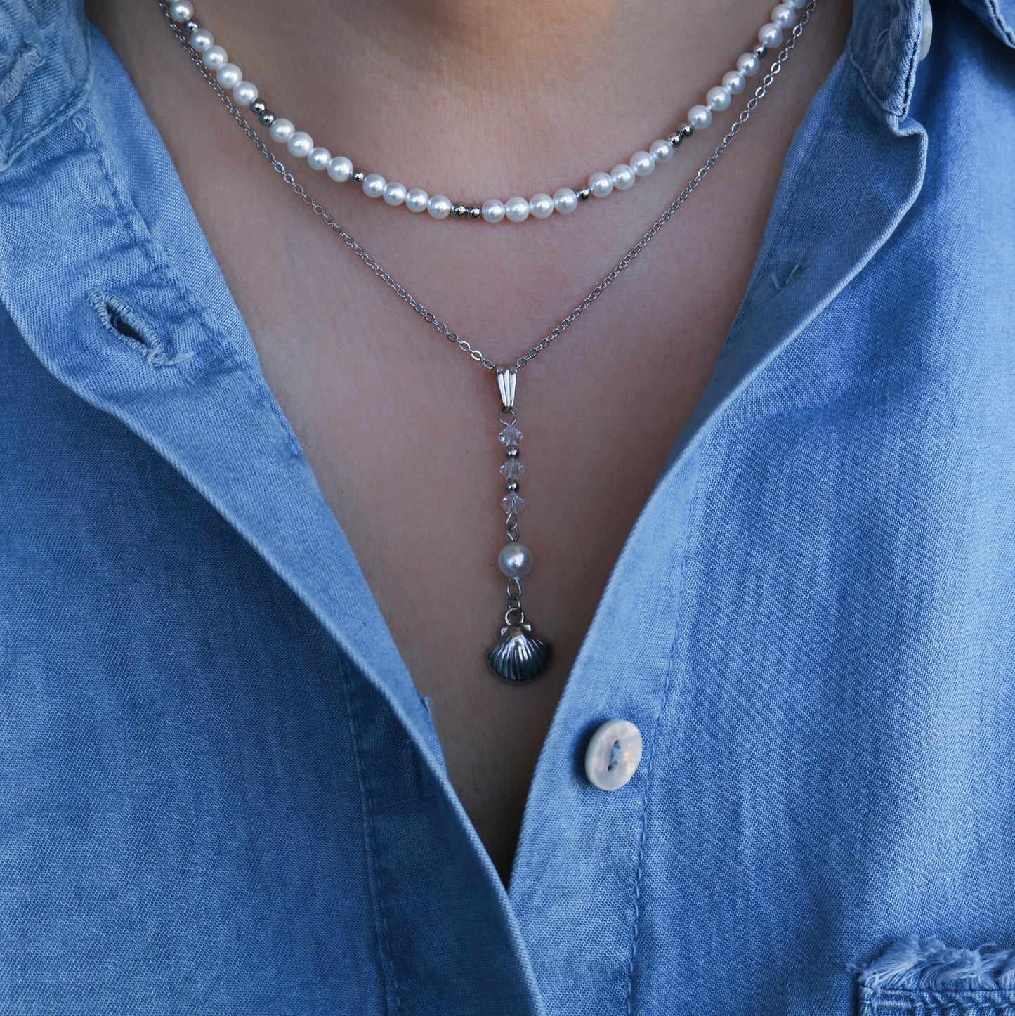 Perlenkette in Weiß und Silber aus Edelstahl und Muschelkernperlen