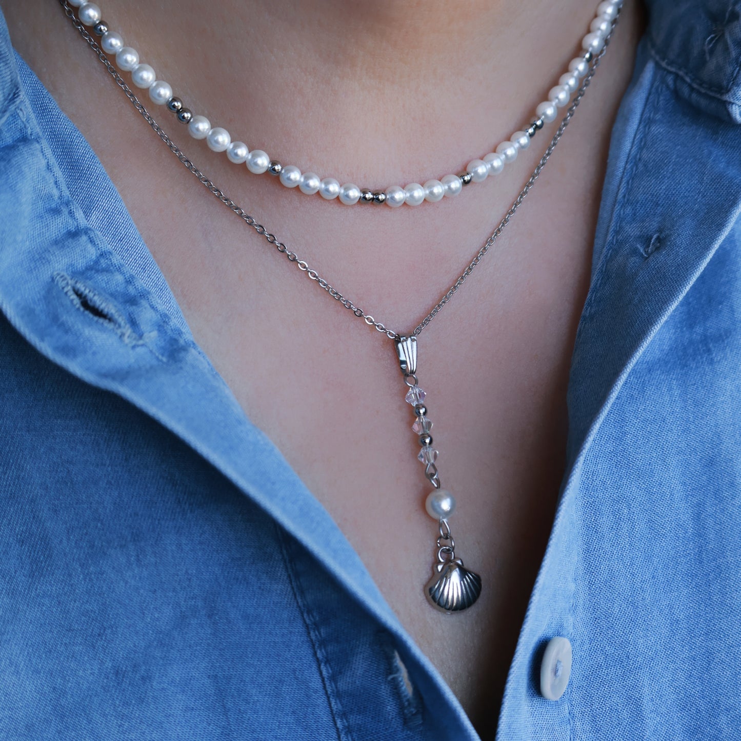 Perlenkette in Weiß und Silber aus Edelstahl und Muschelkernperlen