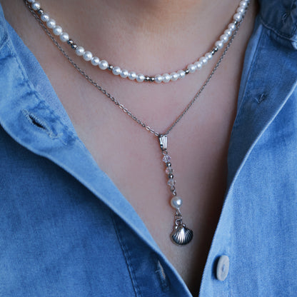 Perlenkette in Weiß und Silber aus Edelstahl und Muschelkernperlen