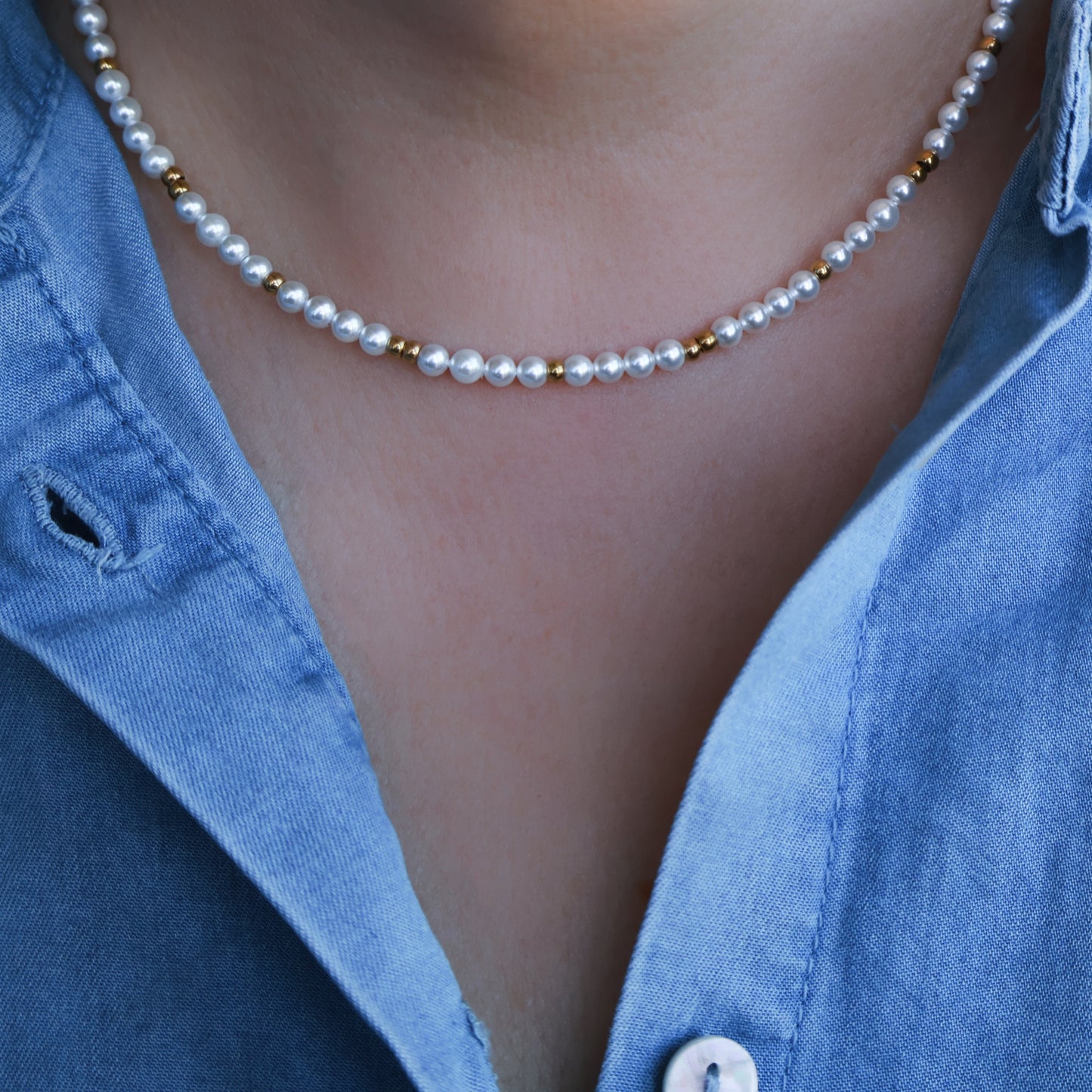 Perlenkette in Weiß und Gold aus Edelstahl und Muschelkernperlen