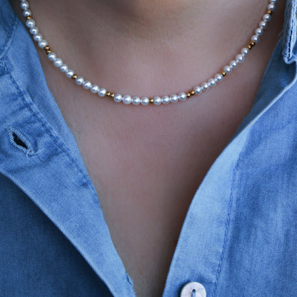 Perlenkette in Weiß und Gold aus Edelstahl und Muschelkernperlen