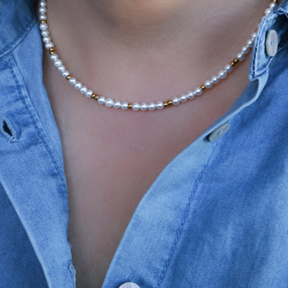 Perlenkette in Weiß und Gold aus Edelstahl und Muschelkernperlen