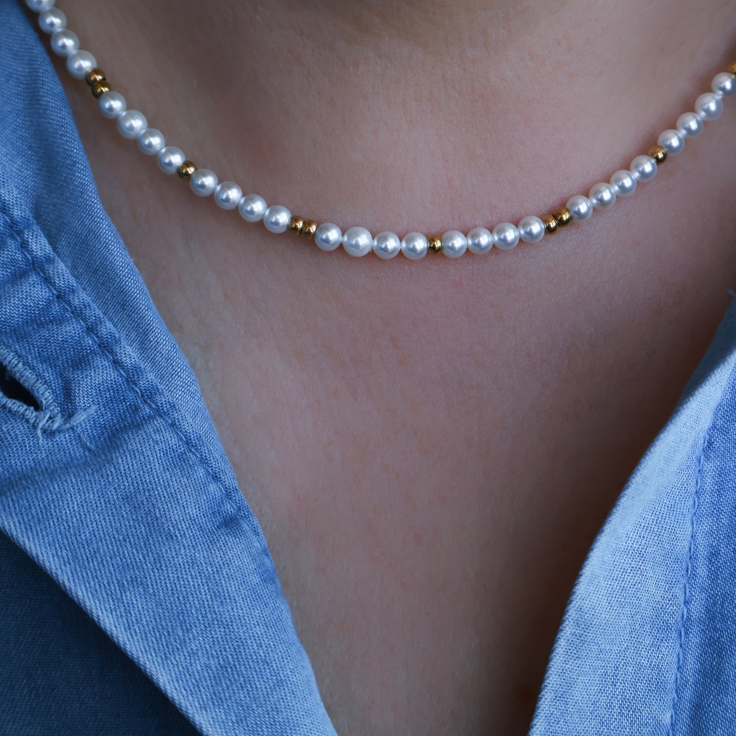 Perlenkette in Weiß und Gold aus Edelstahl und Muschelkernperlen