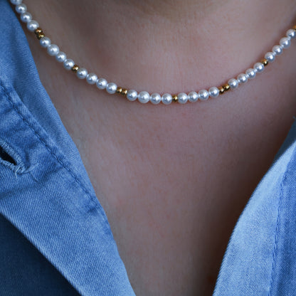 Perlenkette in Weiß und Gold aus Edelstahl und Muschelkernperlen