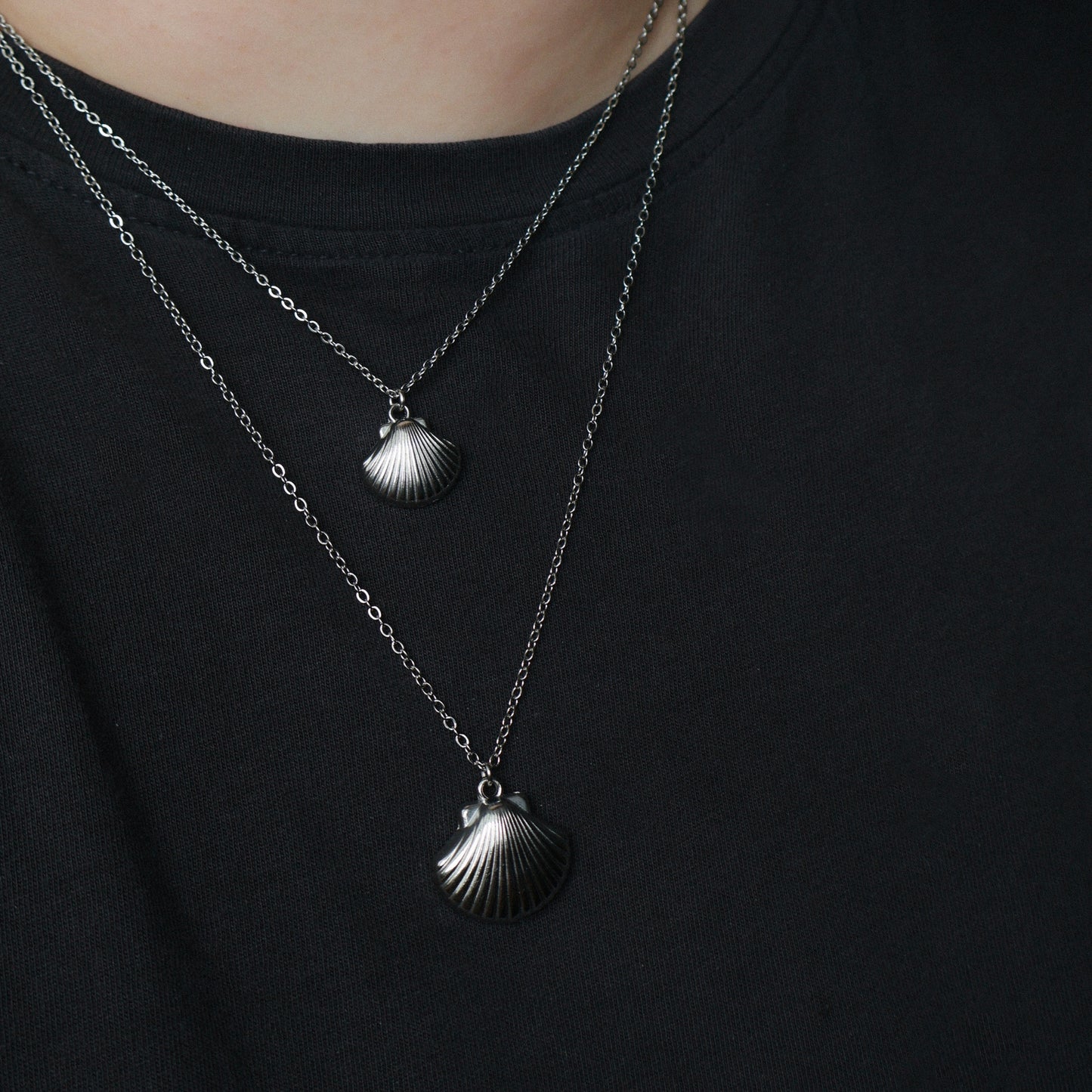 Muschelkette in Silber aus Edelstahl, Halskette mit Muschel-Anhänger in zwei Größen (16 mm & 21 mm)
