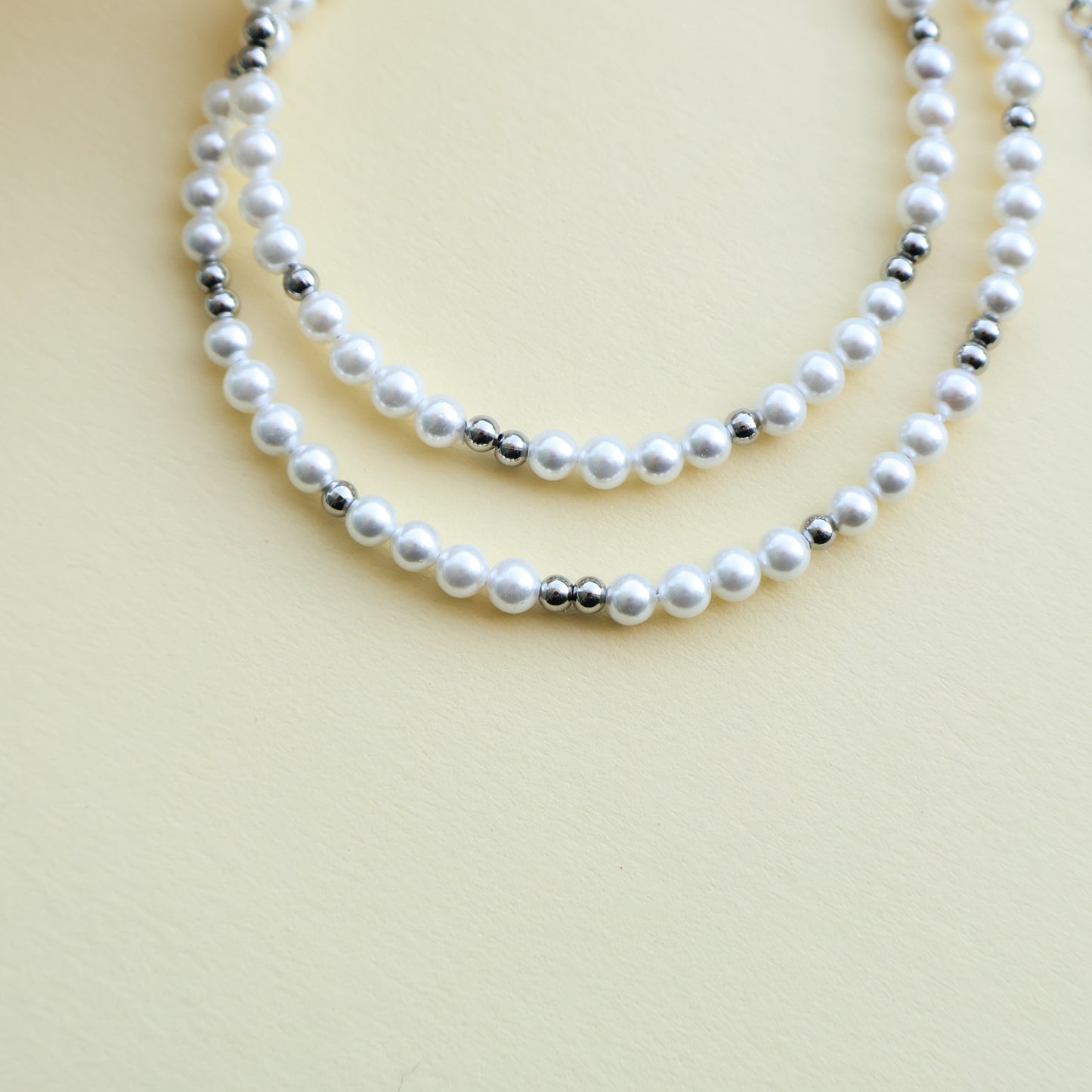 Perlenkette in Weiß und Silber aus Edelstahl und Muschelkernperlen
