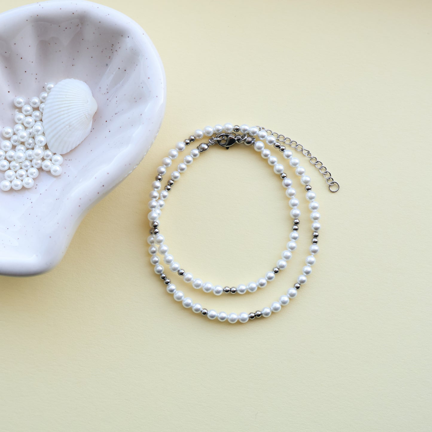 Perlenkette in Weiß und Silber aus Edelstahl und Muschelkernperlen