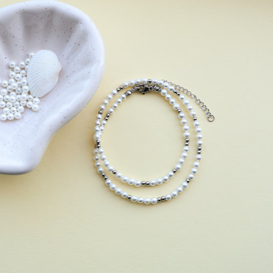Perlenkette in Weiß und Silber aus Edelstahl und Muschelkernperlen