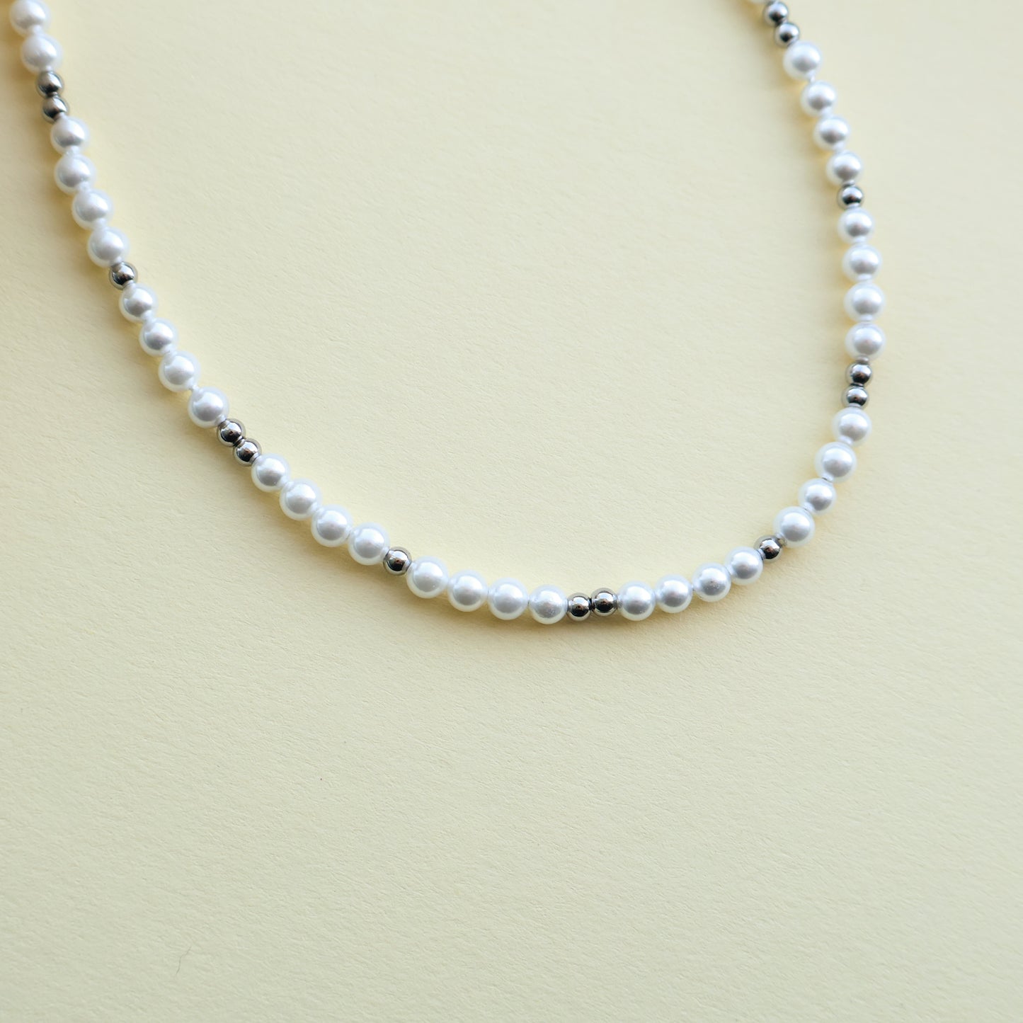 Perlenkette in Weiß und Silber aus Edelstahl und Muschelkernperlen