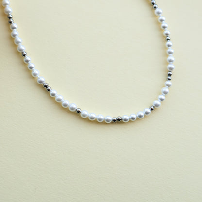 Perlenkette in Weiß und Silber aus Edelstahl und Muschelkernperlen