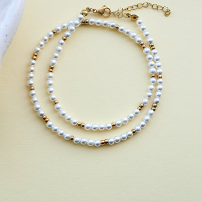 Perlenkette in Weiß und Gold aus Edelstahl und Muschelkernperlen