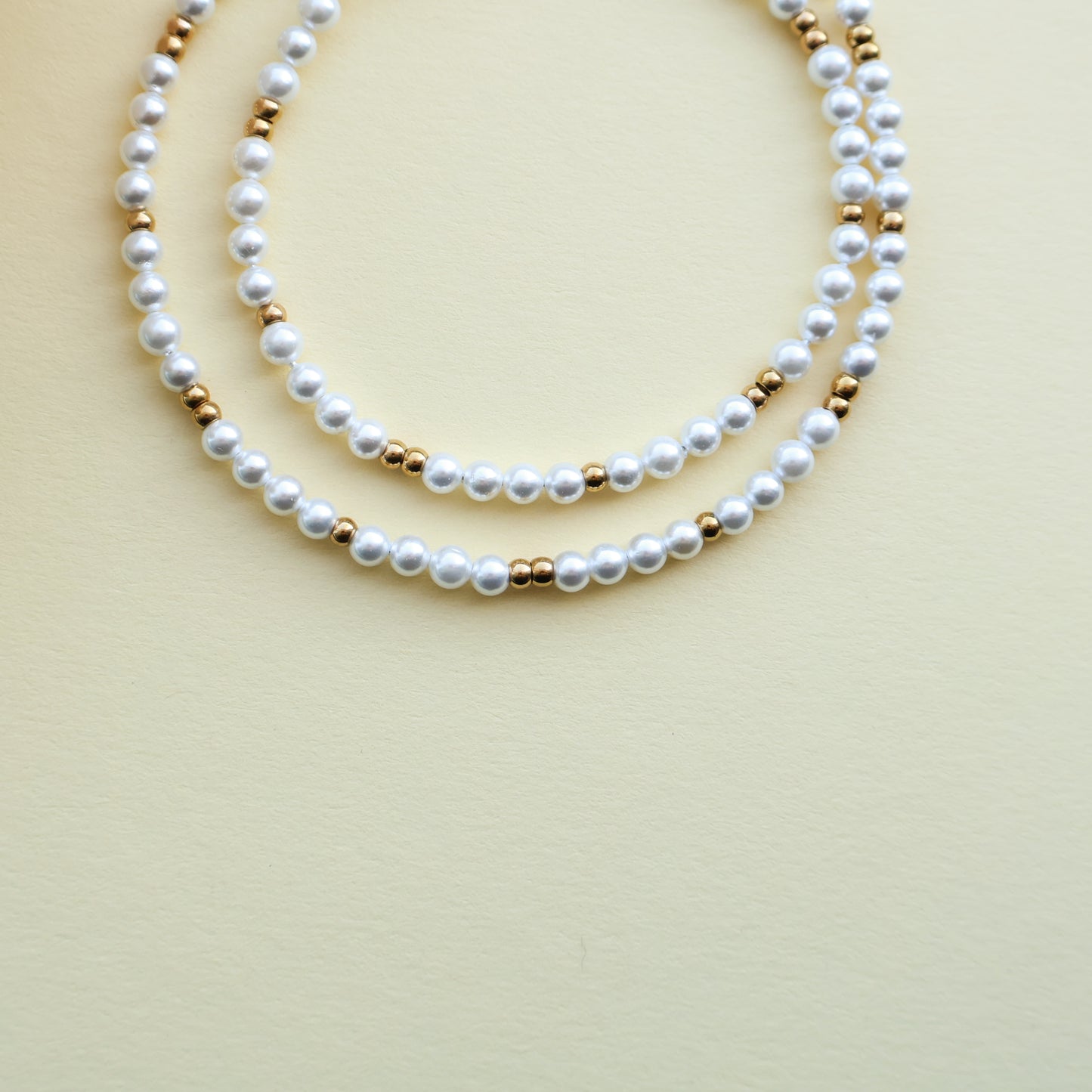 Perlenkette in Weiß und Gold aus Edelstahl und Muschelkernperlen