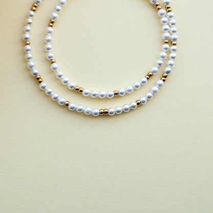Perlenkette in Weiß und Gold aus Edelstahl und Muschelkernperlen