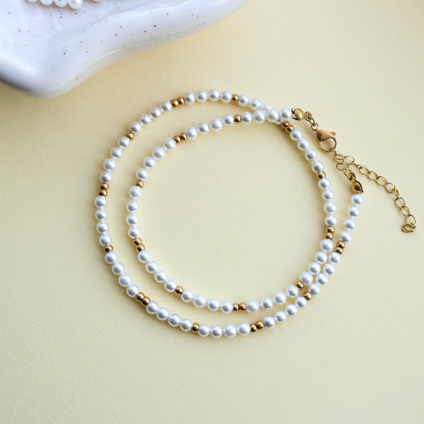 Perlenkette in Weiß und Gold aus Edelstahl und Muschelkernperlen
